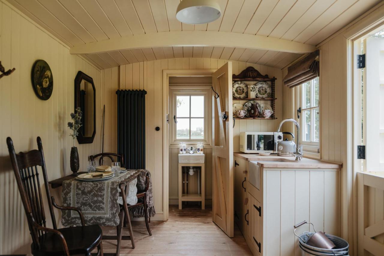 The Shepherds Huts & The Well Lodge At Ormesby Manor Ormesby Saint Michael Buitenkant foto