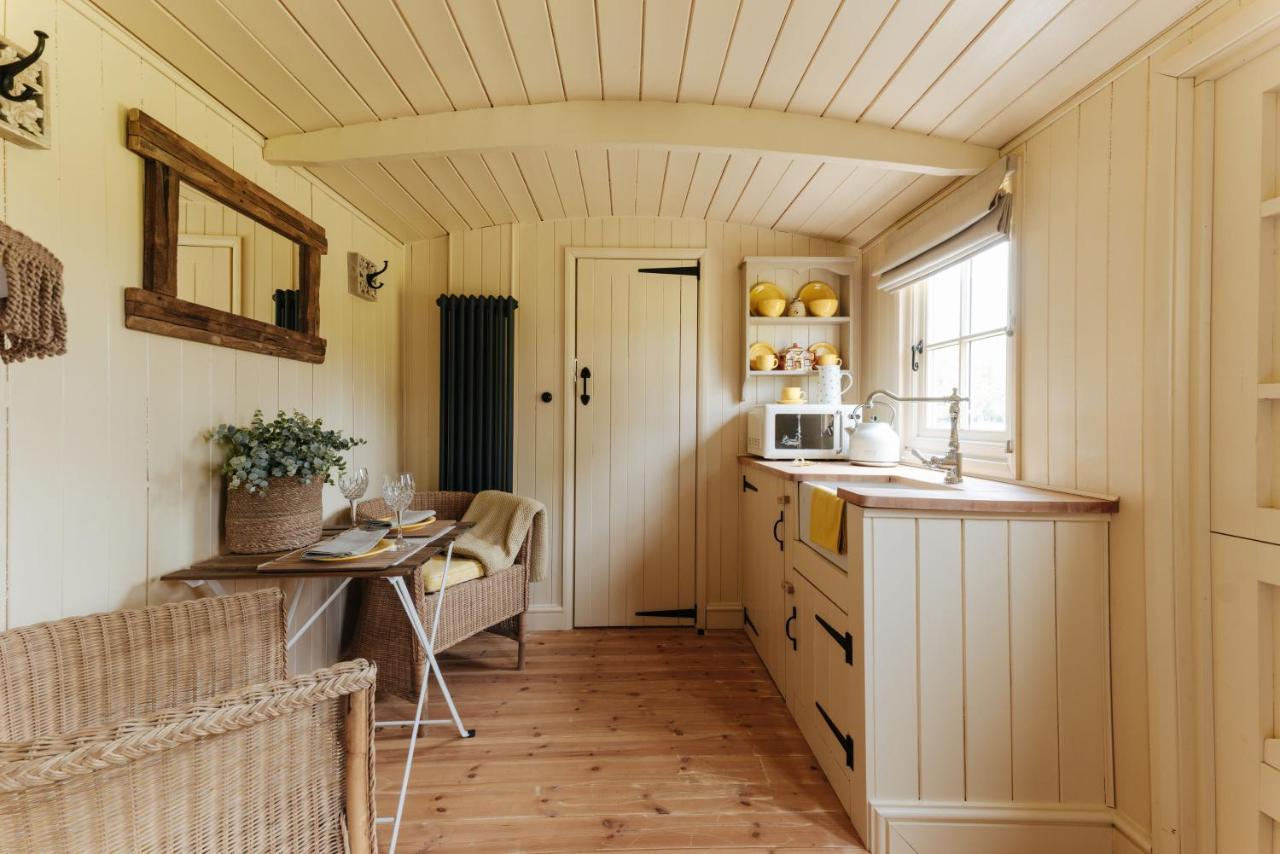 The Shepherds Huts & The Well Lodge At Ormesby Manor Ormesby Saint Michael Buitenkant foto
