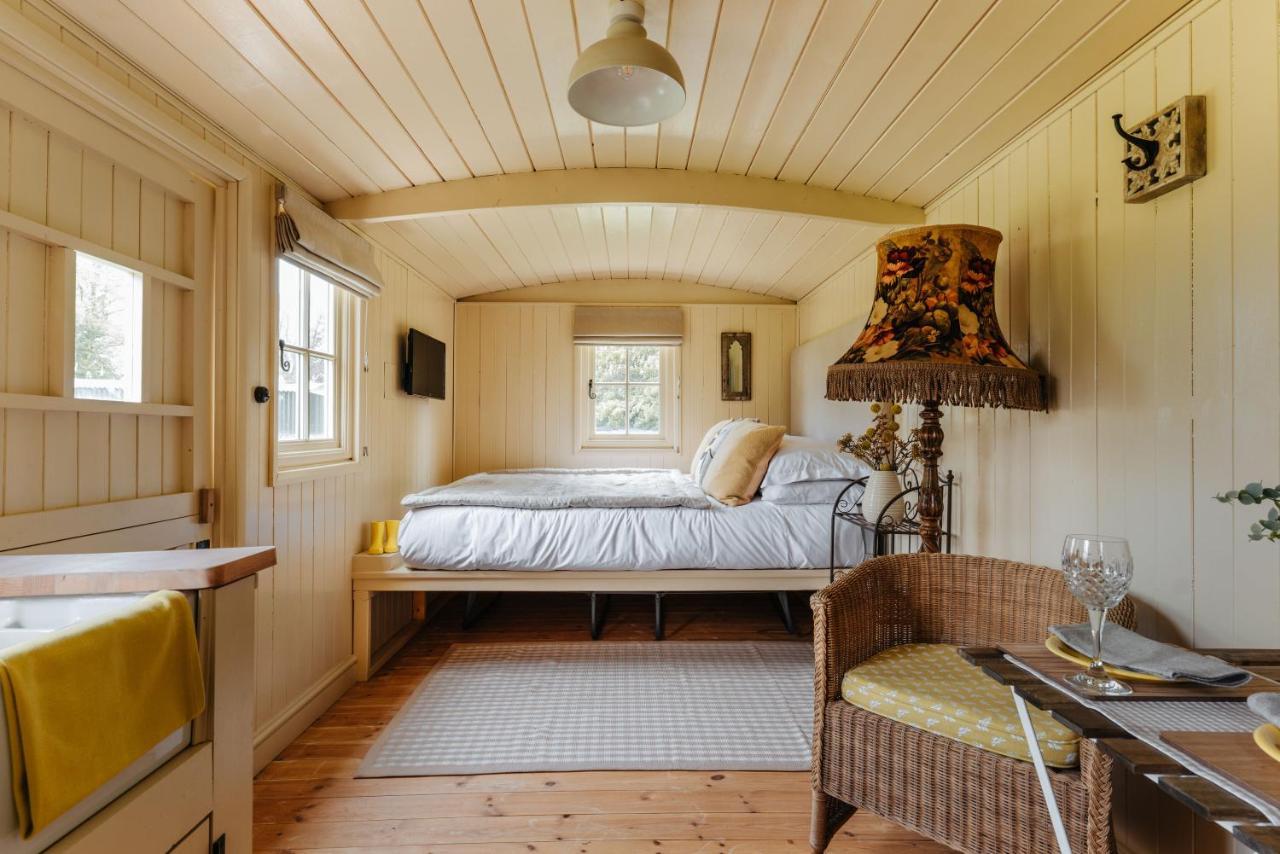 The Shepherds Huts & The Well Lodge At Ormesby Manor Ormesby Saint Michael Buitenkant foto