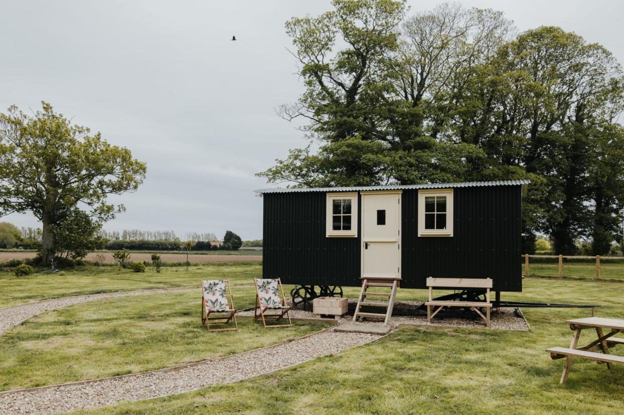 The Shepherds Huts & The Well Lodge At Ormesby Manor Ormesby Saint Michael Buitenkant foto