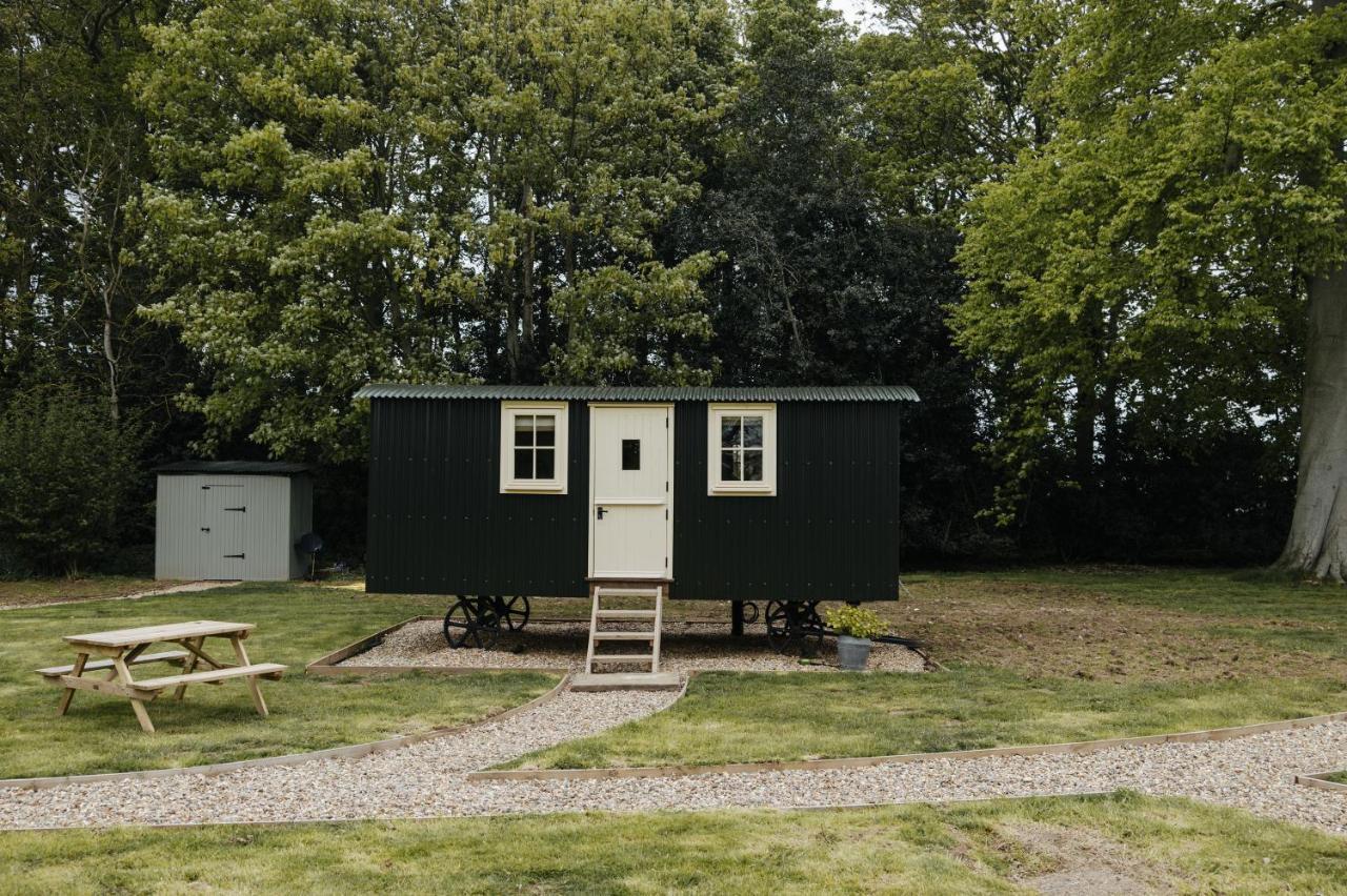 The Shepherds Huts & The Well Lodge At Ormesby Manor Ormesby Saint Michael Buitenkant foto