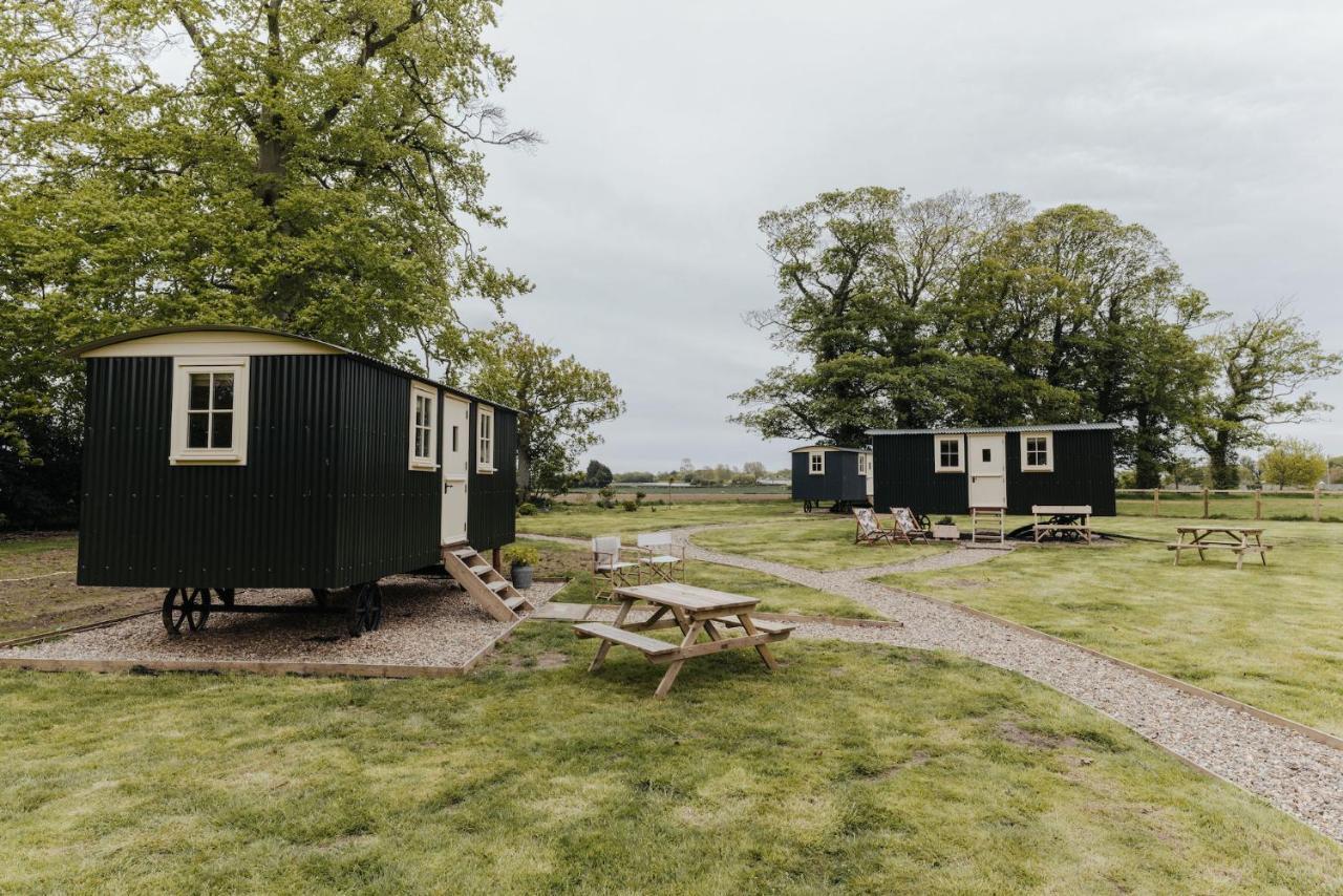 The Shepherds Huts & The Well Lodge At Ormesby Manor Ormesby Saint Michael Buitenkant foto