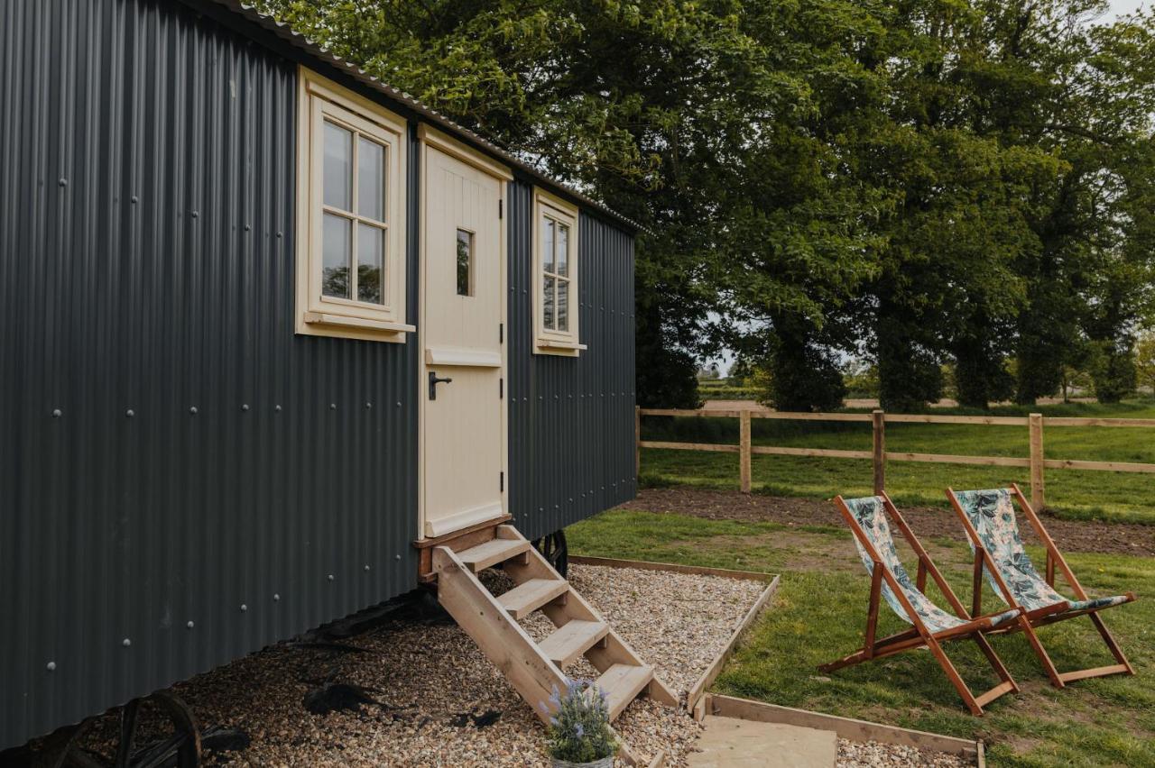 The Shepherds Huts & The Well Lodge At Ormesby Manor Ormesby Saint Michael Buitenkant foto
