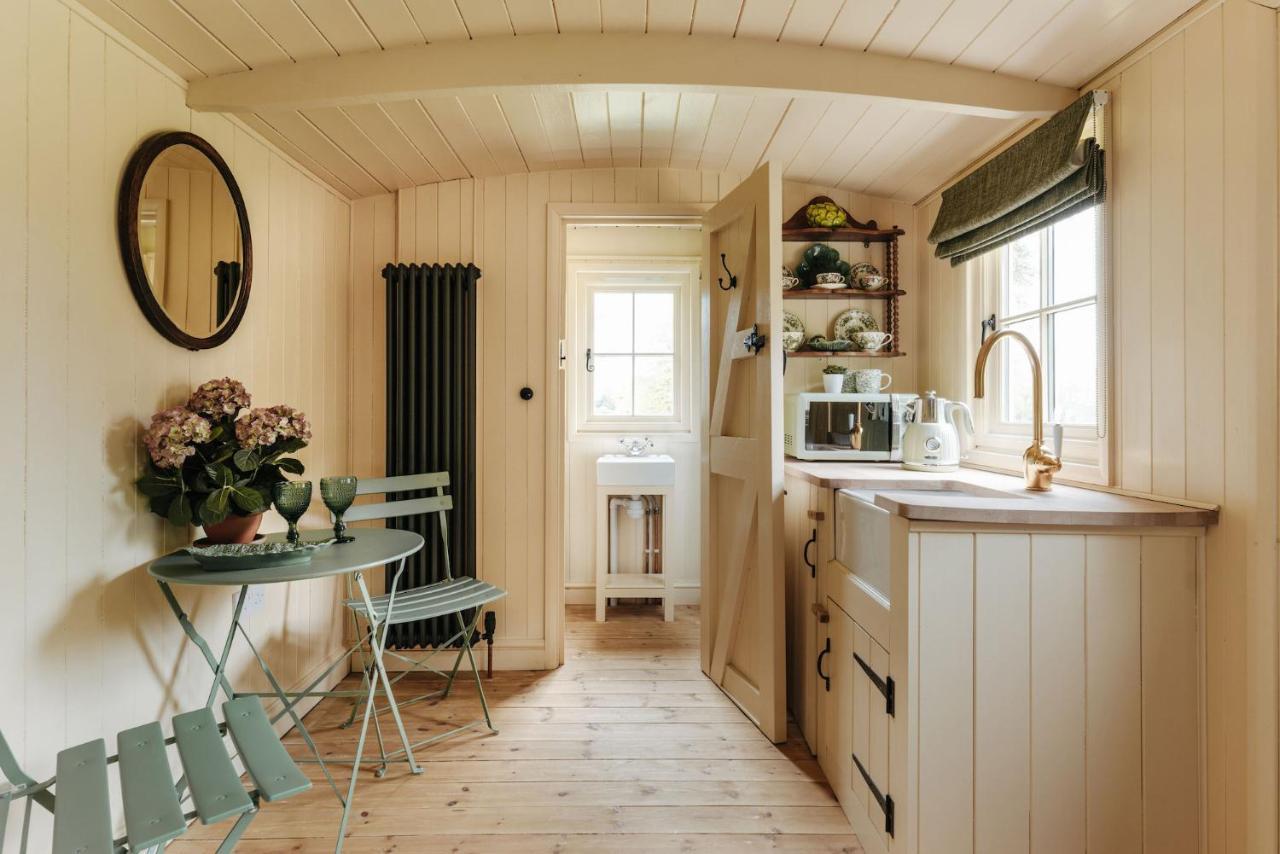 The Shepherds Huts & The Well Lodge At Ormesby Manor Ormesby Saint Michael Buitenkant foto