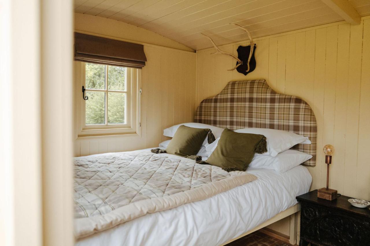 The Shepherds Huts & The Well Lodge At Ormesby Manor Ormesby Saint Michael Buitenkant foto