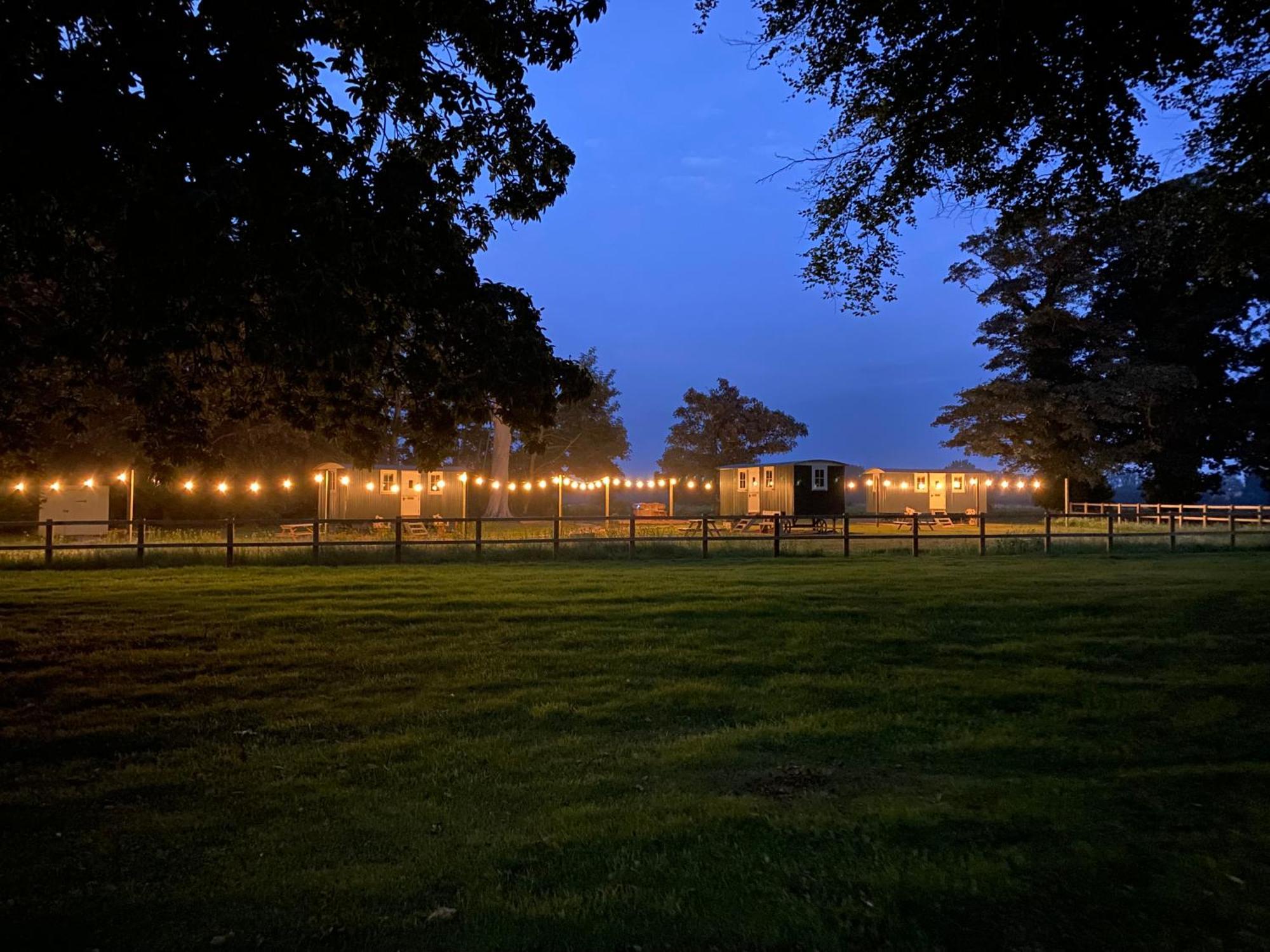 The Shepherds Huts & The Well Lodge At Ormesby Manor Ormesby Saint Michael Buitenkant foto