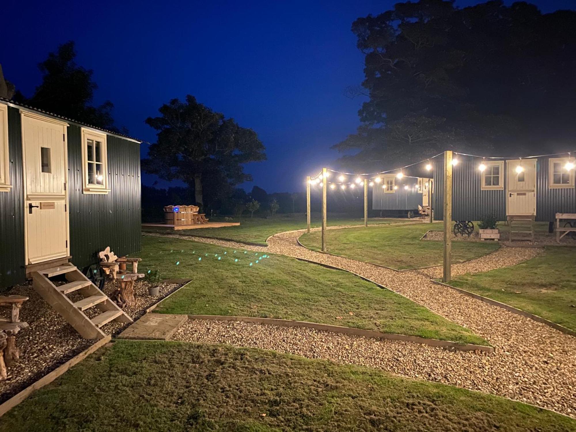 The Shepherds Huts & The Well Lodge At Ormesby Manor Ormesby Saint Michael Buitenkant foto